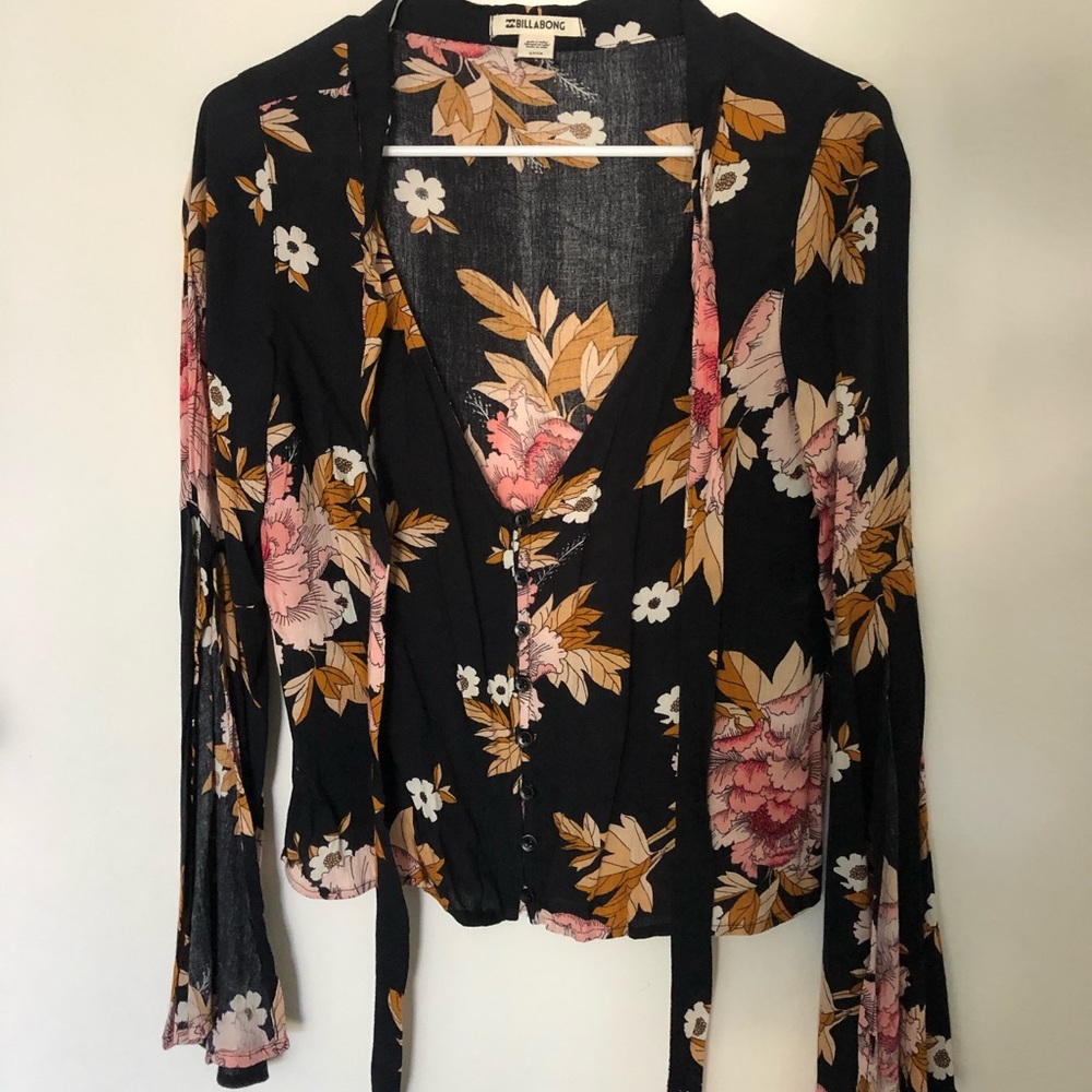 Billabong flare sleeve top (S)